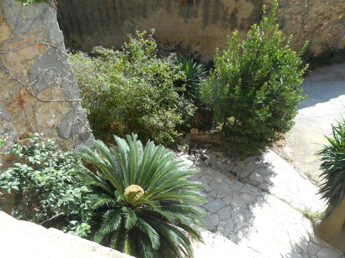 Logis De La Meschaussee, Dans Donjon Du Xie Siecle Canet  Exterior photo